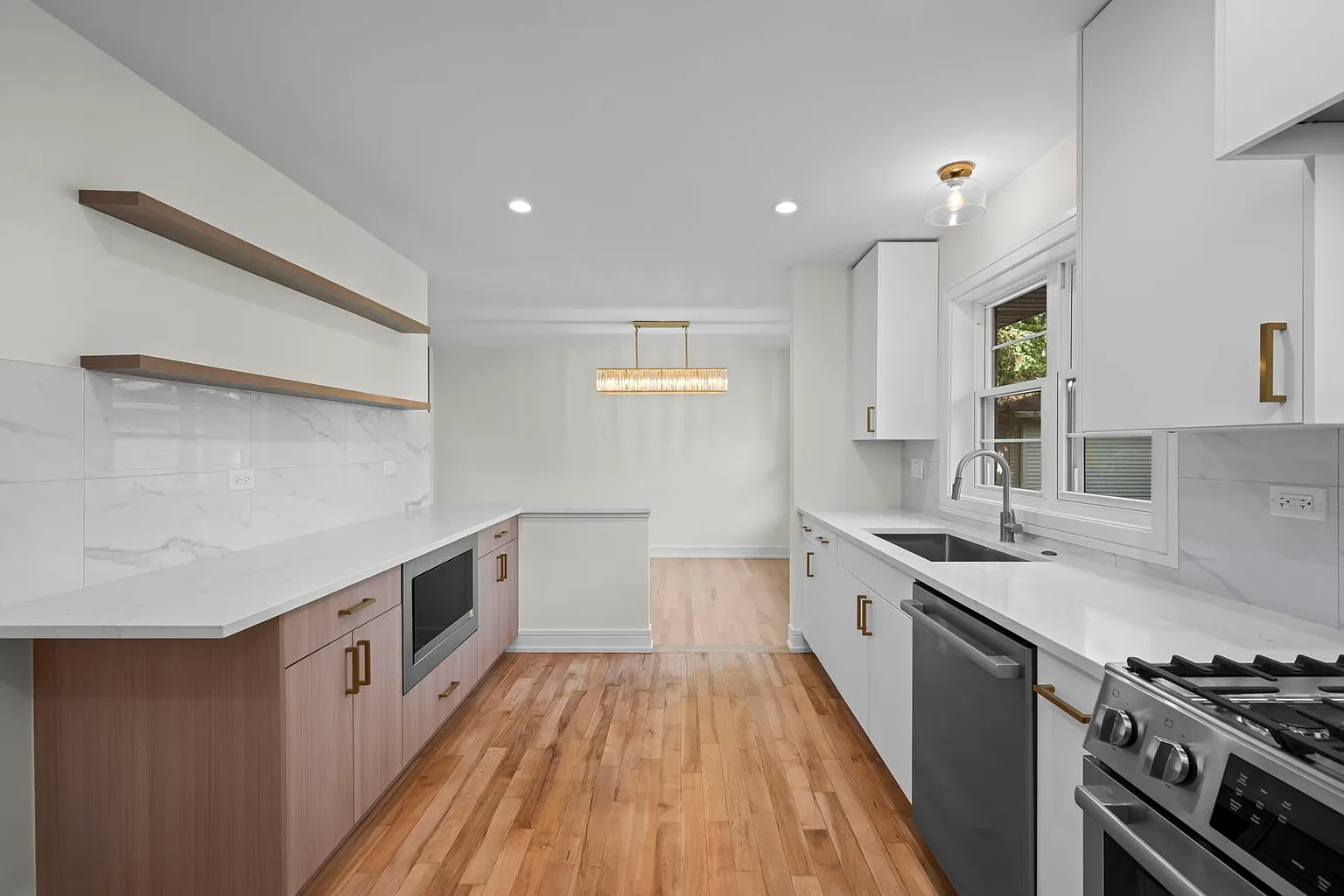 1024 Arbor Ln. — Kitchen and dining