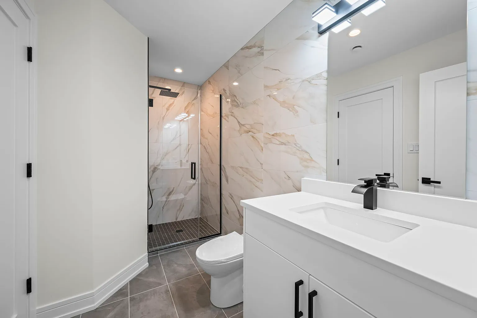 1024 Arbor Ln. — Primary bath