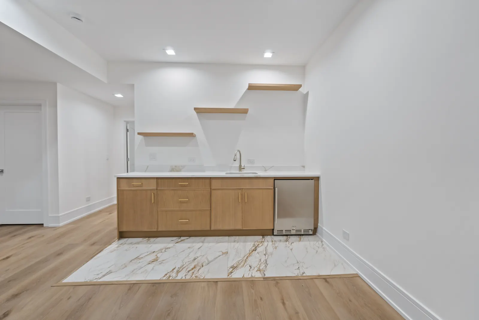 264 Churchill St. — Wet bar
