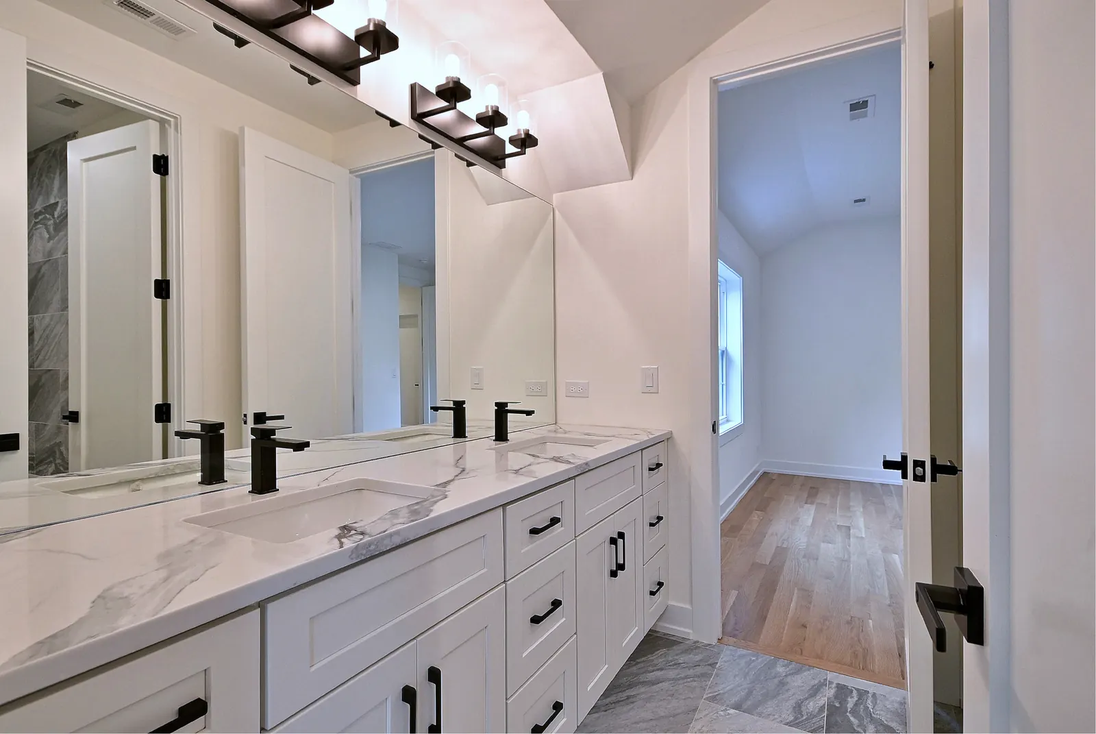 310 Nottingham Ave. — Second bath
