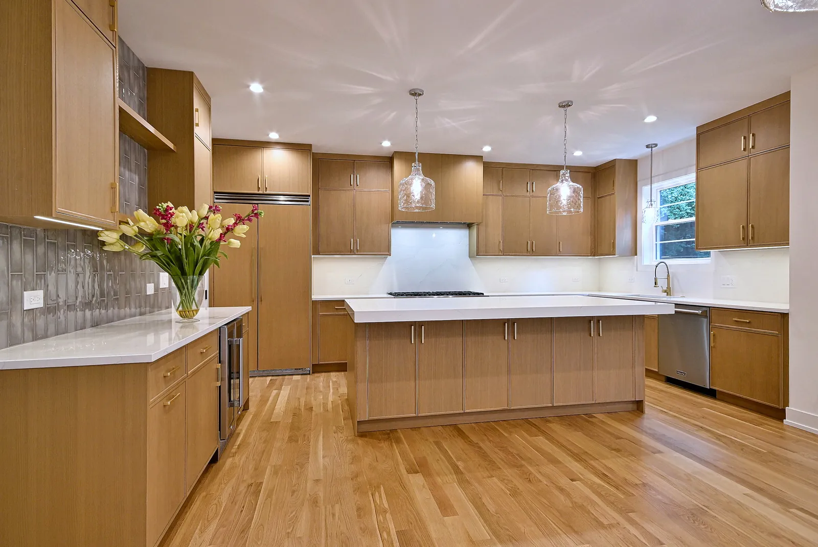 Kitchen with quartz island